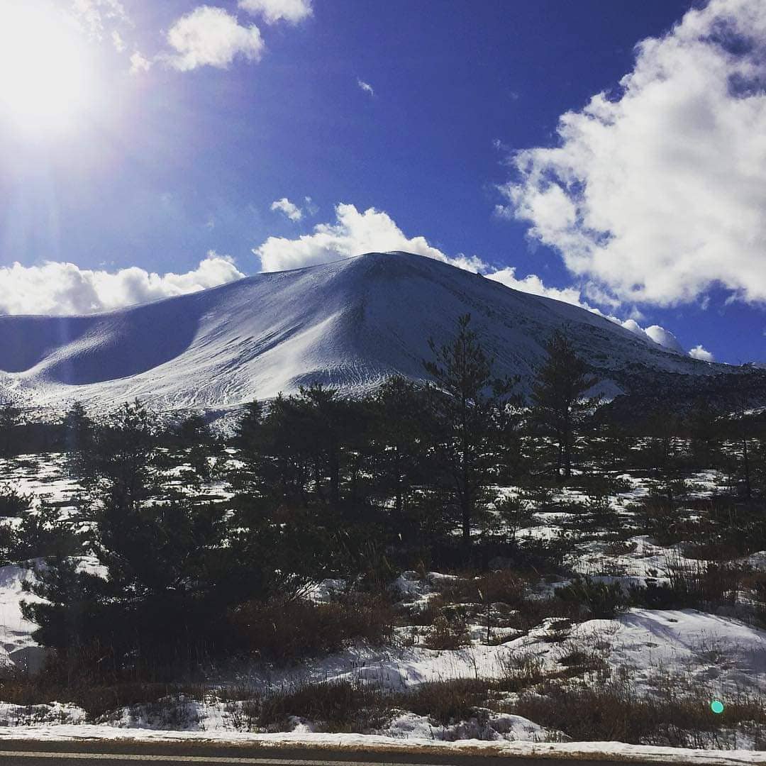 浅間山の初冠雪 群馬県嬬恋村 つま恋温泉 山田屋温泉旅館